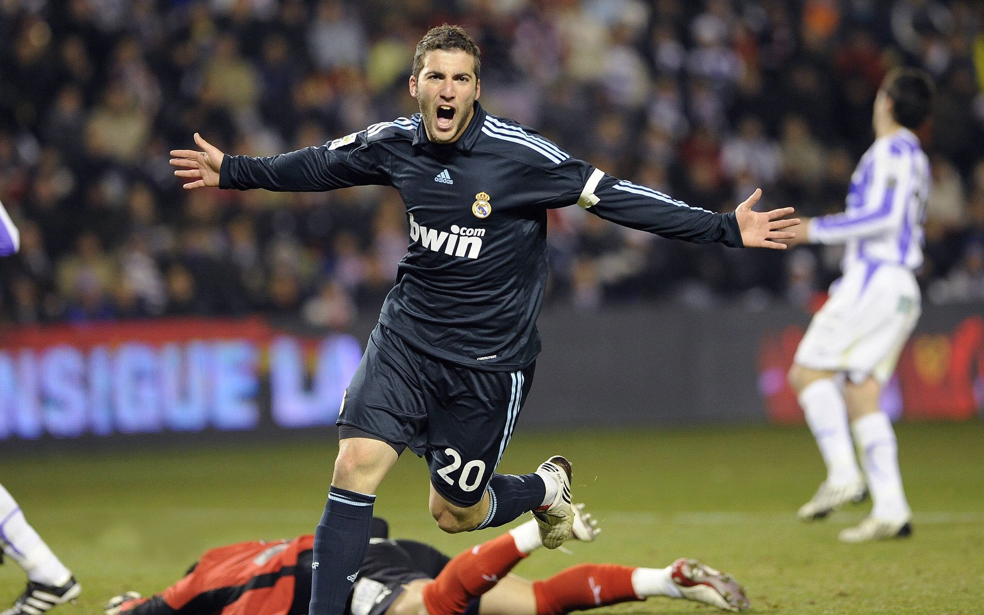 现场气氛炸裂，球迷支持热情高！，形容球迷的狂热的句子