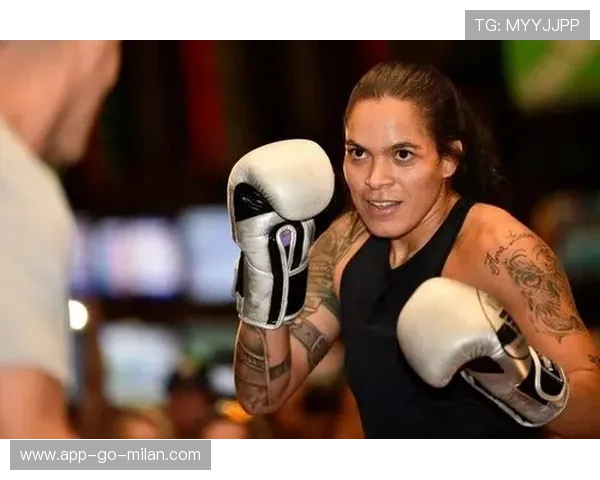 UFC女拳手双脚离地飞膝KO震撼瞬间,点燃格斗激情的巅峰对决 UFC女拳手双脚离地飞膝KO震撼瞬间,点燃格斗激情的巅峰对决