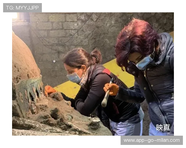 生死一瞬间，母子被爆炸撕裂，母子死亡