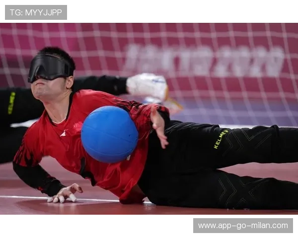 运动员“神奇救球”瞬间：赛场上的“英雄救美”